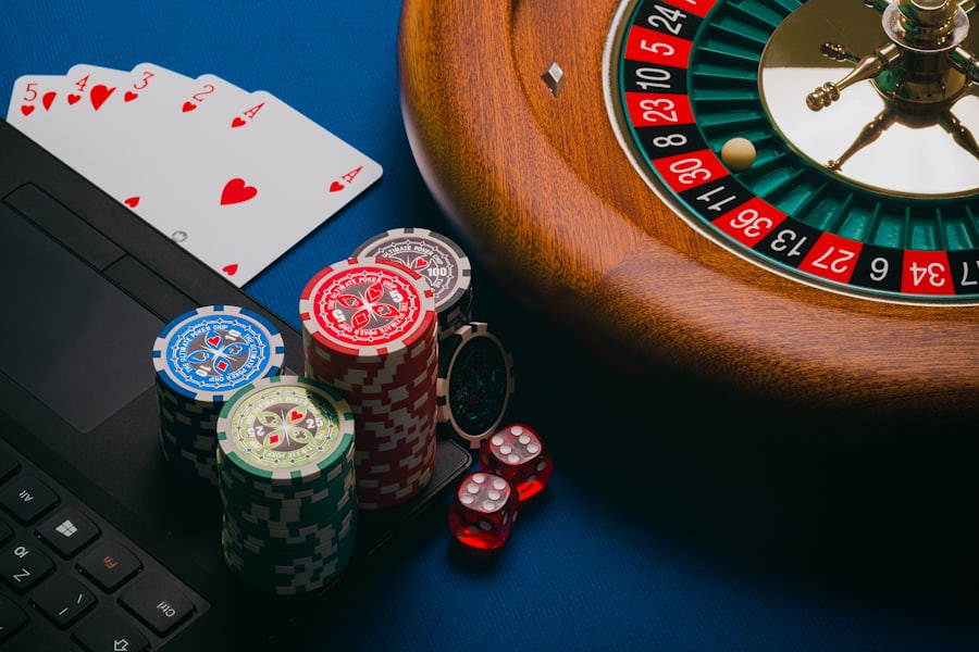 Kartu poker tersebar di atas meja kayu