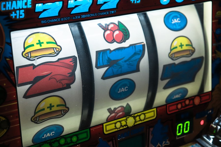 Layar mesin slot dengan simbol tujuh