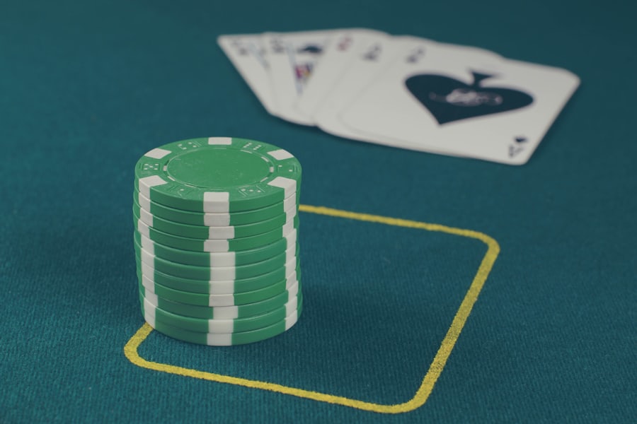 Chip kasino hijau di atas permukaan meja hijau