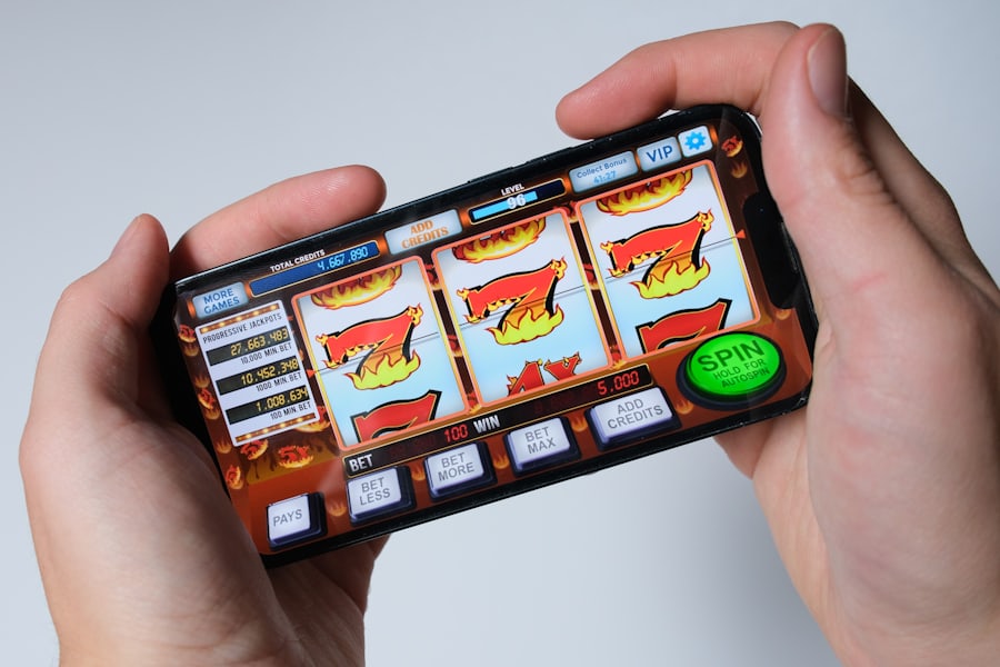 Seseorang memainkan permainan slot pada ponsel cerdas
