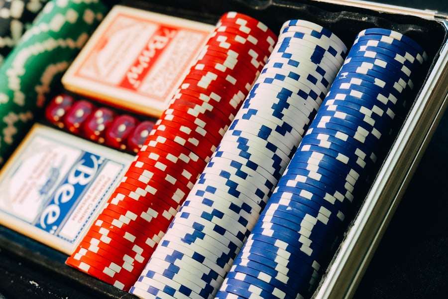 Set chip poker dalam pencahayaan dekat