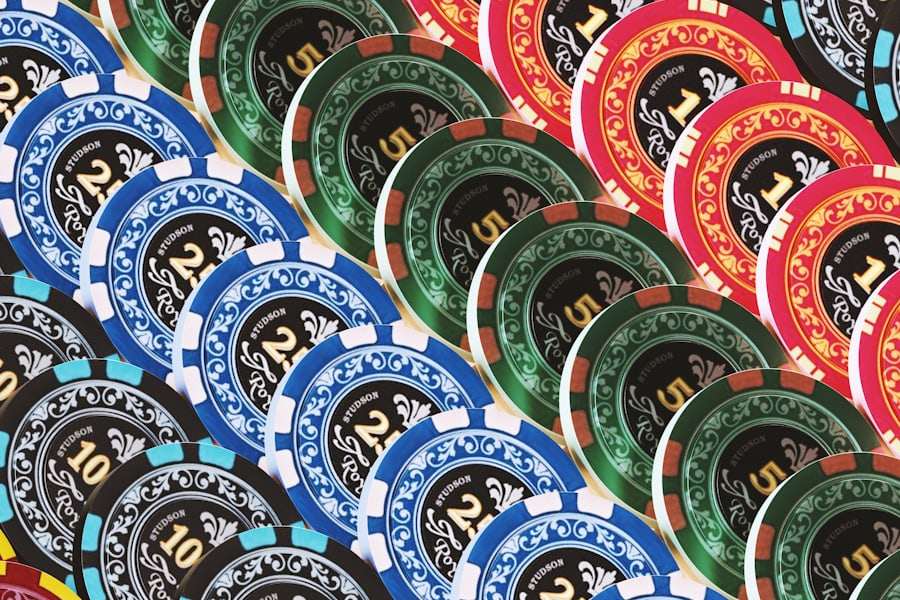 Tumpukan chip kasino dengan warna emas