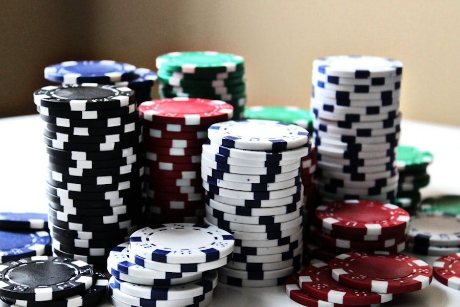 Tumpukan chip kasino berbagai warna